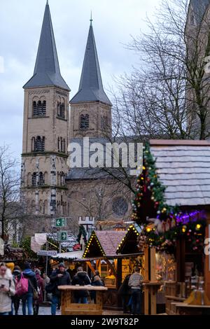 Bonn, Deutschland - 21. Dezember 2023 : Menschen wandern auf dem traditionellen und malerischen Weihnachtsmarkt in Bonn Stockfoto