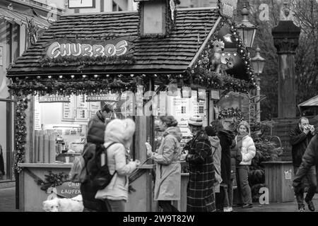 Bonn, Deutschland - 21. Dezember 2023 : Menschen wandern auf dem traditionellen und malerischen Weihnachtsmarkt in Bonn Stockfoto