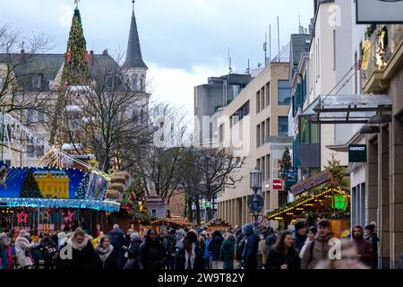 Bonn, Deutschland - 21. Dezember 2023 : Menschen wandern auf dem traditionellen und malerischen Weihnachtsmarkt in Bonn Stockfoto