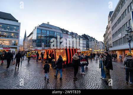 Bonn, Deutschland - 23. Dezember 2023 : Blick auf einen Freiluftmarkt mit frischem Obst und Gemüse auf dem Bonner Marktplatz in der Abenddämmerung Stockfoto