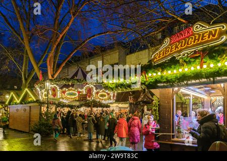 Bonn, Deutschland - 23. Dezember 2023 : die Menschen genießen Getränke und Essen auf dem schönen Weihnachtsmarkt im Zentrum von Bonn Stockfoto