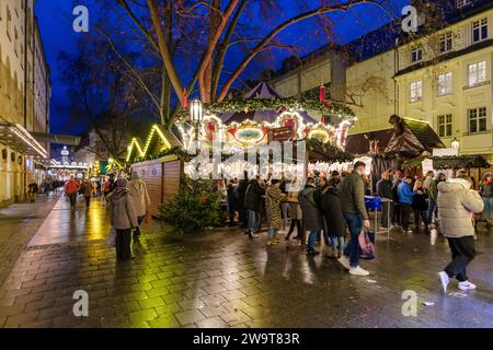 Bonn, Deutschland - 23. Dezember 2023 : die Menschen genießen Getränke und Essen auf dem schönen Weihnachtsmarkt im Zentrum von Bonn Stockfoto