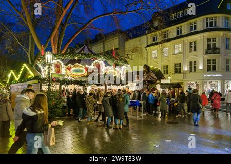 Bonn, Deutschland - 23. Dezember 2023 : die Menschen genießen Getränke und Essen auf dem schönen Weihnachtsmarkt im Zentrum von Bonn Stockfoto