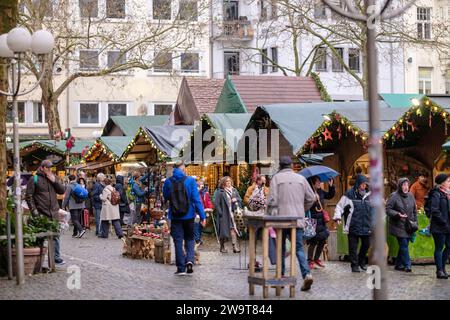 Bonn, Deutschland - 21. Dezember 2023 : Menschen wandern auf dem traditionellen und malerischen Weihnachtsmarkt in Bonn Stockfoto