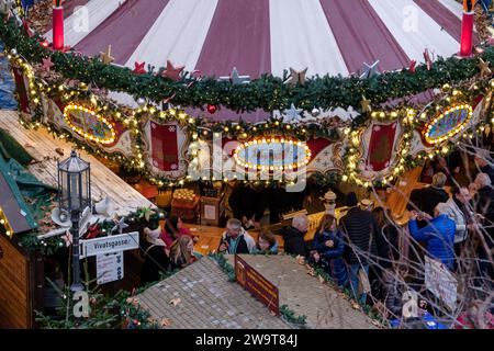 Bonn, Deutschland - 23. Dezember 2023 : die Menschen genießen Getränke und Essen auf dem schönen Weihnachtsmarkt im Zentrum von Bonn Stockfoto