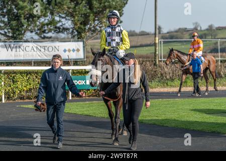 Fotos von Petrossian, geritten von Harry Cobden und trainiert von Paul Nicholls, über Hürden in Wincanton, 21. März 2022 Stockfoto