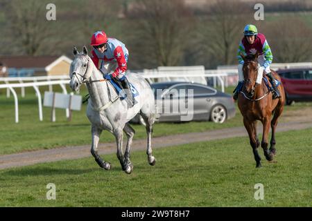 Tikk Tock Boom, geritten von Tom Scudamore und trainiert von Ian Williams, lief am 21. März 2022 in der Veterans' Handicap Chase in Wincanton Stockfoto