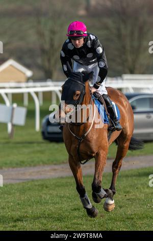 Max Dynamo, geritten von Jordan Nailor und ausgebildet von Emma-Jane Bishop, Galopp zum Beginn der Klasse 4 Turmjagd in Wincanton am 21. März 2022 Stockfoto