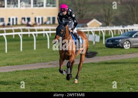 Max Dynamo, geritten von Jordan Nailor und ausgebildet von Emma-Jane Bishop, Galopp zum Beginn der Klasse 4 Turmjagd in Wincanton am 21. März 2022 Stockfoto