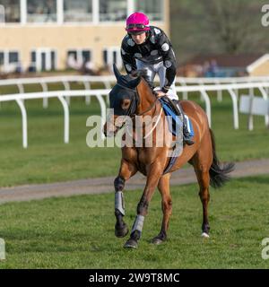 Max Dynamo, geritten von Jordan Nailor und ausgebildet von Emma-Jane Bishop, Galopp zum Beginn der Klasse 4 Turmjagd in Wincanton am 21. März 2022 Stockfoto