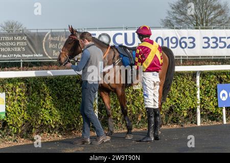 Broken Quest, geritten von Jack Andrews und trainiert von David Dennis, 4. Platz in Wincanton, 21. März 2022 Stockfoto