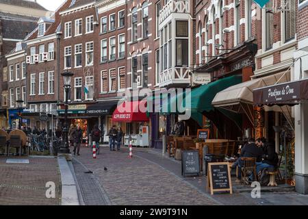 Gemütliche Cafés, Restaurants und Geschäfte entlang des Kanals im Zentrum der Stadt Utrecht in den Niederlanden. Stockfoto