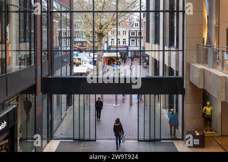 Eingang zum Einkaufszentrum Hoog Catharijne mit Blick auf den Markt im Zentrum von Utrecht. Stockfoto