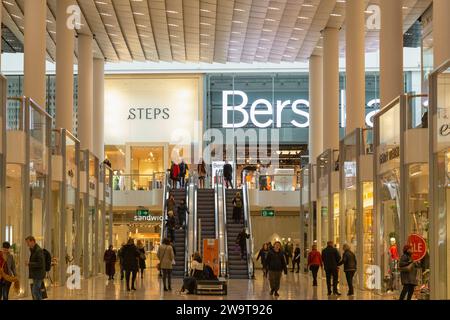 Großes Einkaufszentrum - Hoog Catharijne, im Zentrum von Utrecht in den Niederlanden. Stockfoto