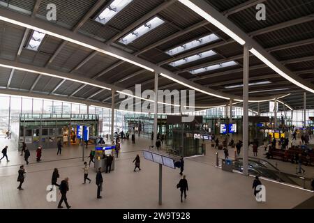 Zentrale Halle des modernen Bahnhofs im Zentrum von Utrecht in den Niederlanden. Stockfoto