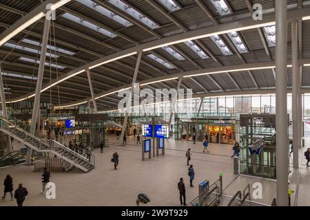 Zentrale Halle des modernen Bahnhofs im Zentrum von Utrecht in den Niederlanden. Stockfoto