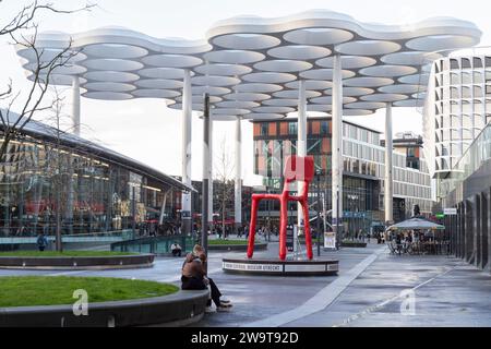 Moderner Bahnhofsplatz mit weißem Dach in der niederländischen Stadt Utrecht. Stockfoto