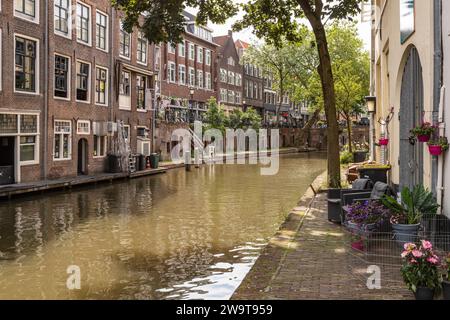 Kanalhäuser auf der Oudegracht im Zentrum der niederländischen Stadt Utrecht. Stockfoto