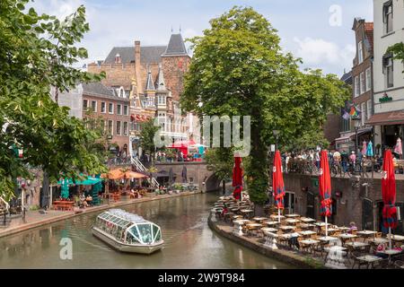 Die Menschen genießen sich auf und entlang der Oudegracht im Zentrum der Stadt Utrecht. Stockfoto