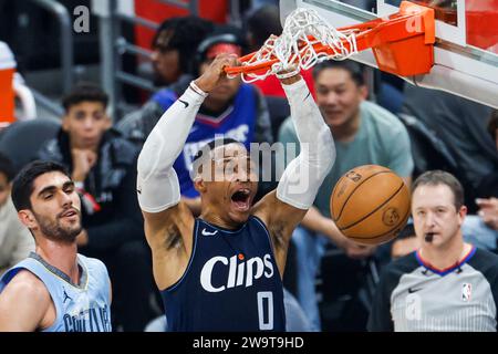 Los Angeles, Usa. Dezember 2023. Los Angeles Clippers' Russell Westbrook #0 dunks während des NBA Basketballspiels zwischen Clippers und Grizzlies in der Crypto.com Arena. Clippers 117: 106 Grizzlies. (Foto: Ringo Chiu/SOPA Images/SIPA USA) Credit: SIPA USA/Alamy Live News Stockfoto
