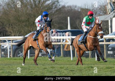 Smith’s Bay, geritten von Nick Scholfield trainiert von Polly Gundry, gelaufen neben Lord of Cheshire, geritten von Finn Lambert, 21. März 2022 Stockfoto