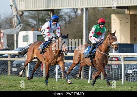 Smith’s Bay, geritten von Nick Scholfield trainiert von Polly Gundry, gelaufen neben Lord of Cheshire, geritten von Finn Lambert, 21. März 2022 Stockfoto