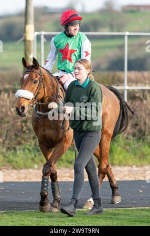 Smith’s Bay, geritten von Nick Scholfield trainiert von Polly Gundry, lief in der Klasse 4 Handicap Hürde in Wincanton, 21. März 2022 Stockfoto