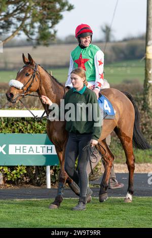 Smith’s Bay, geritten von Nick Scholfield trainiert von Polly Gundry, lief in der Klasse 4 Handicap Hürde in Wincanton, 21. März 2022 Stockfoto