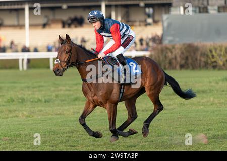 Novus Aditus, geritten von Kieren Buckley und trainiert von Nigel Hawke, lief in der Handicap Hürde in Wincanton, 21. März 2022 Stockfoto