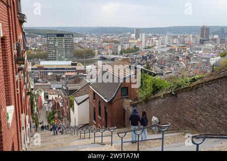 Touristen an der Montagne de Bueren, einer 374-stufigen Treppe in Lüttich. Wallonien, Belgien. Stockfoto