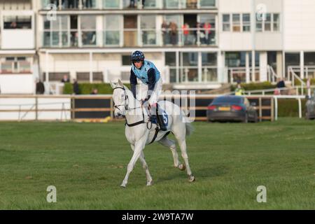 Caspers Court, geritten von Ben Godfrey und trainiert von Kayley Woollacott, lief in der Handicap Hürde in Wincanton am 21. März 2022 Stockfoto