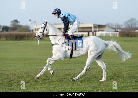 Caspers Court, geritten von Ben Godfrey und trainiert von Kayley Woollacott, lief in der Handicap Hürde in Wincanton am 21. März 2022 Stockfoto