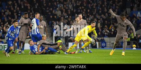 Guglielmo Vicario of Spurs sieht, wie Brighton während des Premier League-Spiels zwischen Brighton und Hove Albion und Tottenham Hotspur im American Express Stadium, Brighton, Großbritannien - 28. Dezember 2023 Foto Simon Dack / Teleobjektive nur redaktionelle Verwendung. Kein Merchandising. Für Football Images gelten Einschränkungen für FA und Premier League, inc. Keine Internet-/Mobilnutzung ohne FAPL-Lizenz. Weitere Informationen erhalten Sie bei Football Dataco Stockfoto