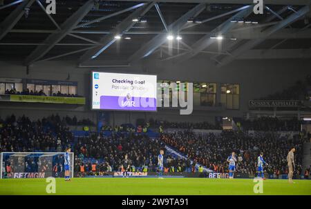 Ein VAR-Check während des Premier League-Spiels zwischen Brighton und Hove Albion und Tottenham Hotspur im American Express Stadium, Brighton, Großbritannien - 28. Dezember 2023 Foto Simon Dack / Teleobjektive nur redaktionelle Verwendung. Kein Merchandising. Für Football Images gelten Einschränkungen für FA und Premier League, inc. Keine Internet-/Mobilnutzung ohne FAPL-Lizenz. Weitere Informationen erhalten Sie bei Football Dataco Stockfoto