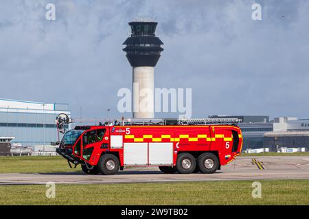 MANCHESTER Flughafen Oshkosh Striker 6x6 Notfall Feuerlöschfahrzeug Stockfoto