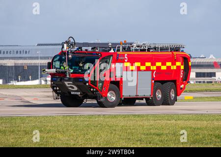 MANCHESTER Flughafen Oshkosh Striker 6x6 Notfall Feuerlöschfahrzeug Stockfoto