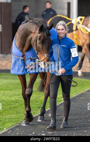 West Orchard, geritten von Brendan Powell und trainiert von Colin Tizzard, lief in der Klasse 5 Handicap Hürde in Wincanton am 21. März 2022 Stockfoto