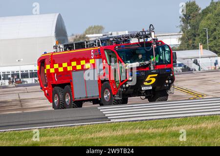 MANCHESTER Flughafen Oshkosh Striker 6x6 Notfall Feuerlöschfahrzeug Stockfoto