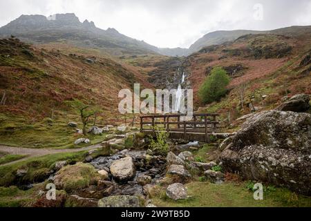 Fußgängerbrücke unter den Wasserfällen von Rhaeadr Bach in der Nähe von Abergwyngregyn, Gwnyedd, Nordwales. Stockfoto