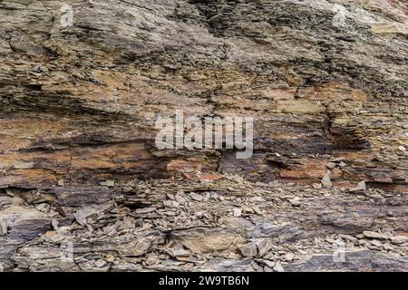 Raue felsige Gebirgsstruktur. Sedimentgesteinsstruktur. Stockfoto