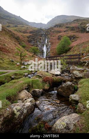 Fußgängerbrücke unter den Wasserfällen von Rhaeadr Bach in der Nähe von Abergwyngregyn, Gwnyedd, Nordwales. Stockfoto
