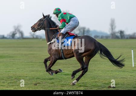 West Orchard, geritten von Brendan Powell und trainiert von Colin Tizzard, lief in der Klasse 5 Handicap Hürde in Wincanton am 21. März 2022 Stockfoto