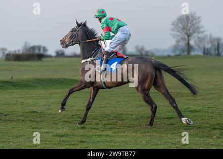 West Orchard, geritten von Brendan Powell und trainiert von Colin Tizzard, lief in der Klasse 5 Handicap Hürde in Wincanton am 21. März 2022 Stockfoto