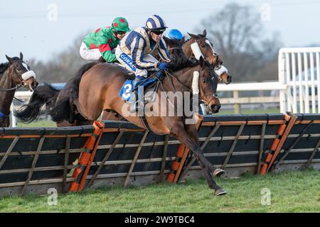 Fühlen Sie sich glücklich, von Tom Scudamore geritten und von David Pipe trainiert, in der Klasse 5 Handicap Hürde in Wincanton am 21. März 2022 Stockfoto