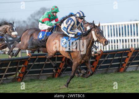 Fühlen Sie sich glücklich, von Tom Scudamore geritten und von David Pipe trainiert, in der Klasse 5 Handicap Hürde in Wincanton am 21. März 2022 Stockfoto