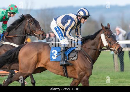 Fühlen Sie sich glücklich, von Tom Scudamore geritten und von David Pipe trainiert, in der Klasse 5 Handicap Hürde in Wincanton am 21. März 2022 Stockfoto