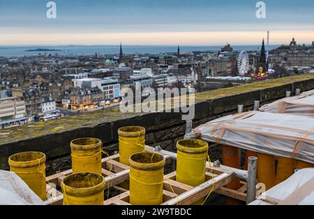 Edinburgh Castle, Edinburgh, Schottland, Vereinigtes Königreich, 30. Dezember 2023, Edinburgh Hogmanay: 40.000 Gäste feiern 2024 mit Unterhaltung im gesamten Stadtzentrum. Die pyrotechnischen Zauberer Titanium entwerfen und bereiten sich erneut auf eines der weltweit besten Neujahrsfeuerwerke vor, die von den Stadtmauern von Edinburgh Castle aus gestartet werden. Die Hogmanay-Veranstaltung feiert ihr 30. Jahr. Credit Sally Anderson/Alamy Live News Stockfoto