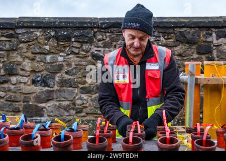 Edinburgh Castle, Edinburgh, Schottland, Vereinigtes Königreich, 30. Dezember 2023, Edinburgh Hogmanay: Revellers feiern 2024 mit Unterhaltung im gesamten Stadtzentrum. Die pyrotechnischen Zauberer Titanium entwerfen und bereiten sich erneut auf eines der weltweit besten Neujahrsfeuerwerke vor, die von den Stadtmauern von Edinburgh Castle aus gestartet werden. Die Hogmanay-Veranstaltung feiert ihr 30. Jahr. Credit Sally Anderson/Alamy Live News Stockfoto