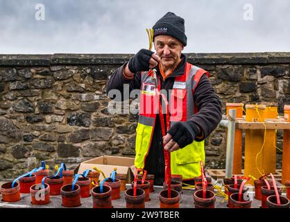 Edinburgh Castle, Edinburgh, Schottland, Vereinigtes Königreich, 30. Dezember 2023, Edinburgh Hogmanay: Revellers feiern 2024 mit Unterhaltung im gesamten Stadtzentrum. Die pyrotechnischen Zauberer Titanium entwerfen und bereiten sich erneut auf eines der weltweit besten Neujahrsfeuerwerke vor, die von den Stadtmauern von Edinburgh Castle aus gestartet werden. Die Hogmanay-Veranstaltung feiert ihr 30. Jahr. Credit Sally Anderson/Alamy Live News Stockfoto