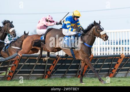 Unsterblicher Fame, geritten von Stan Sheppard und trainiert von Tom Lacey, gewann die Handicap-Hürde in Wincanton am 21. März 2022 Stockfoto